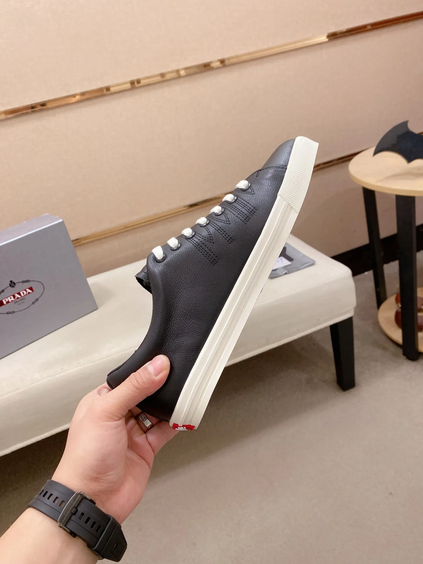 Factory price 560💰 ✔️✔️✔️Higher version High-quality new PRADA (Prada) counters are launched simultaneously. The new men's shoes and 😘fabric are made of selected first-layer cowhide with superb craftsmanship. Lining: Full cowhide lining. 👍🏿 High-end ☄️ air-cushion molded anti-slip rubber outsole, exquisite lines, simple and elegant, comfortable and high-end for leisure travel. Code number: 38 to 45